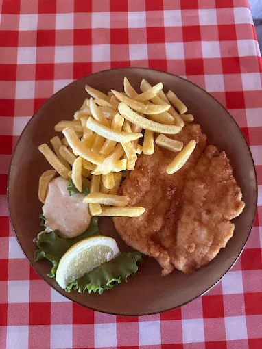 Pohana šnicla s pomfritom — restoran-kazun-rovinj