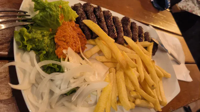 Ćevapčići s pomfritom i ajvarom — restoran-kazun-rovinj